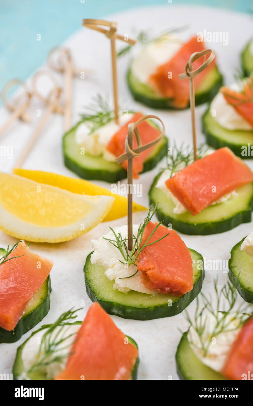 Il salmone affumicato, il formaggio e il cetriolo snack per party in giardino. Foto Stock