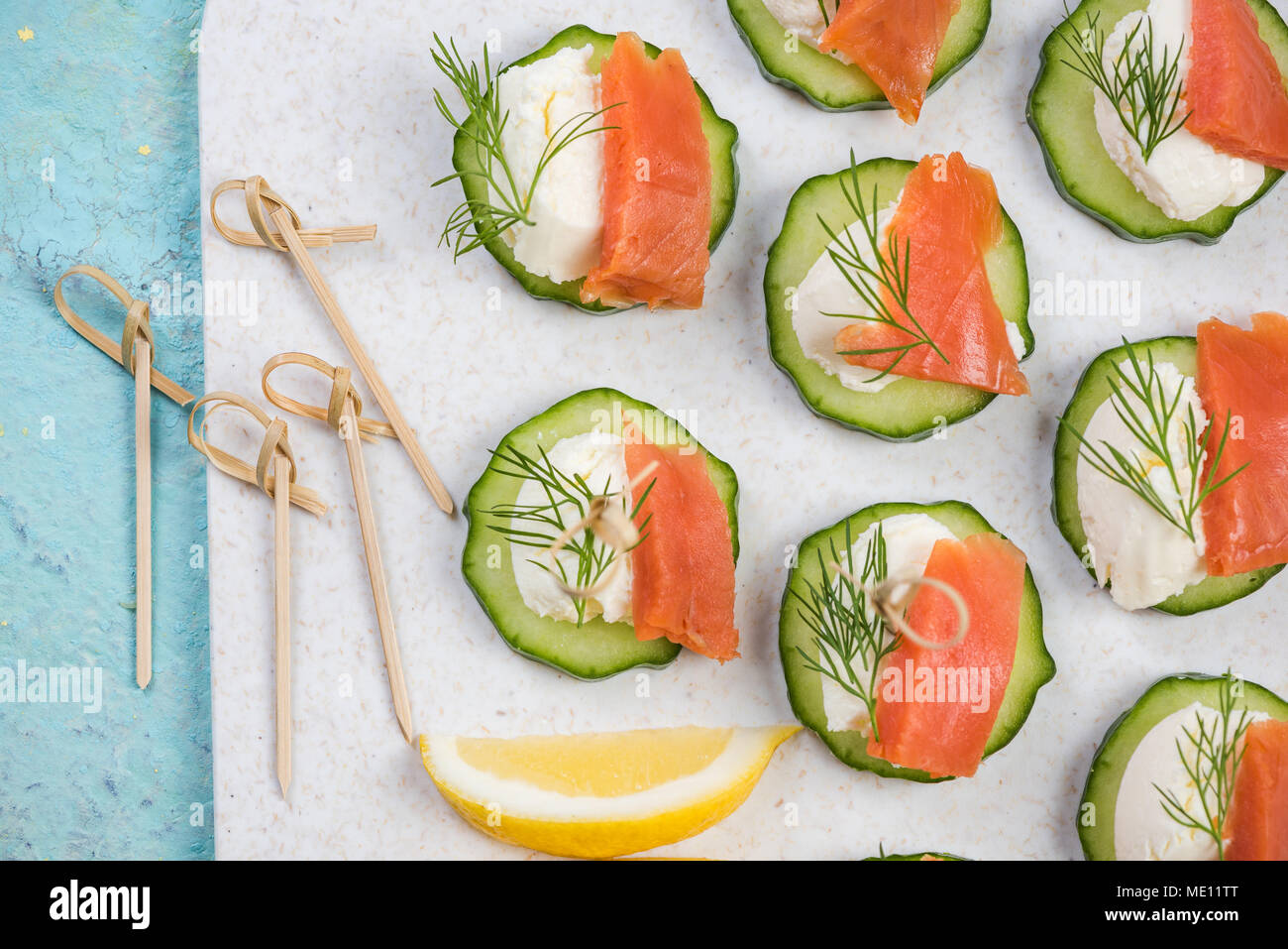 Il salmone affumicato, il formaggio e il cetriolo snack per party in giardino. Foto Stock