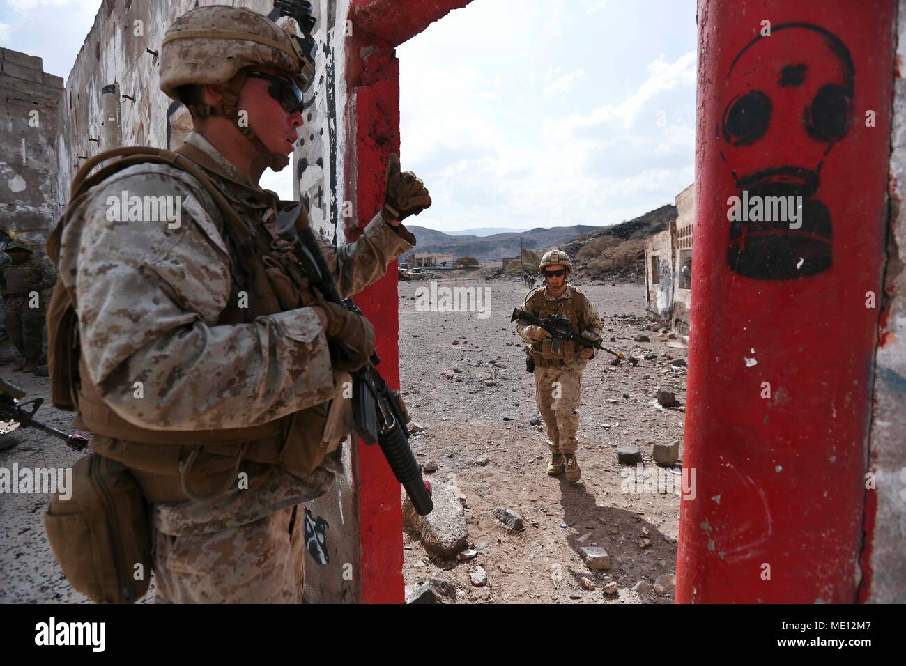 171220-M-UX416-522 ARTA BEACH, Gibuti (dec. n. 20, 2017) DEGLI STATI UNITI Marines con il quindicesimo Marine Expeditionary Unit fissare un obiettivo durante il pugnale del coccodrillo. Alligatore pugnale, guidato da Naval Amphibious vigore, Task Force 51/5th Marine Expeditionary Brigade, è un dedicato, bilaterali prove di combattimento che combina degli Stati Uniti e delle forze francesi di pratica, provare ed esercitare capacità integrate disponibili per gli Stati Uniti Comando centrale sia a galla e a terra. (U.S. Marine Corps foto di Sgt. Jessica Y. Lucio/rilasciato) Foto Stock