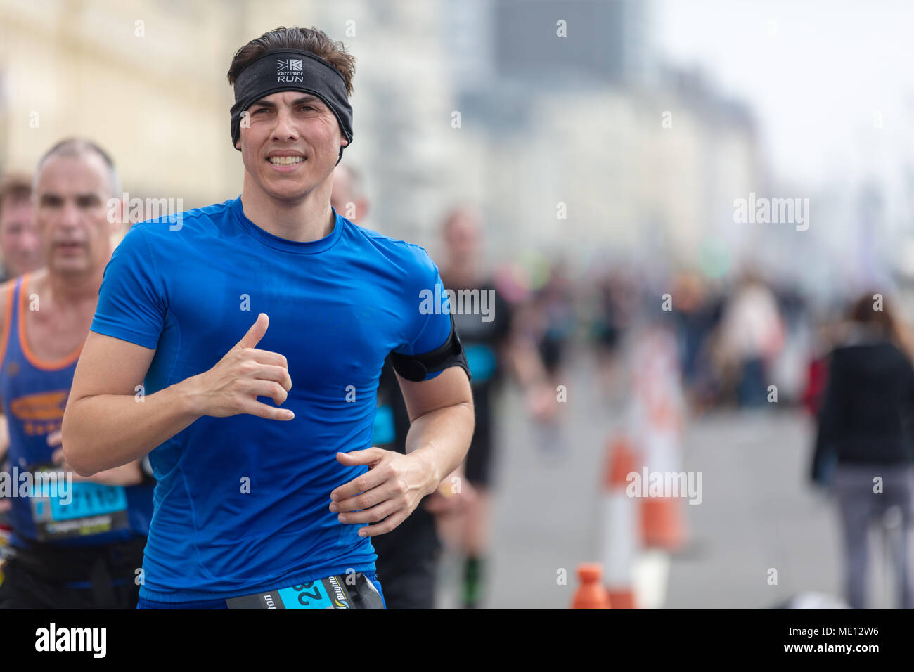 Brighton, Sussex, Regno Unito; 15 aprile 2018; uomo che corre nella maratona di Brighton . Spazio di copia Foto Stock