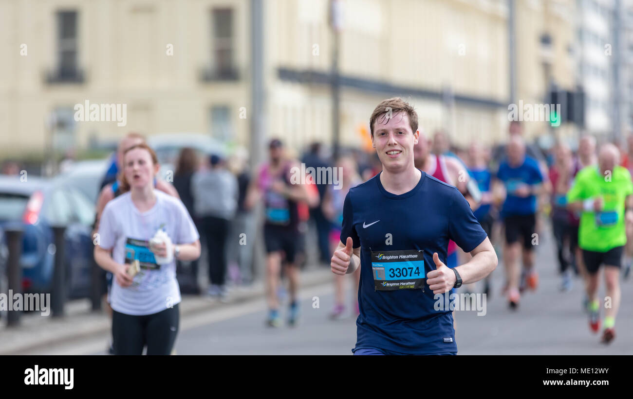 Brighton, Sussex, Regno Unito; 15 aprile 2018; uomo e sorrisi a fotocamera mentre si esegue in Brighton Marathon Foto Stock