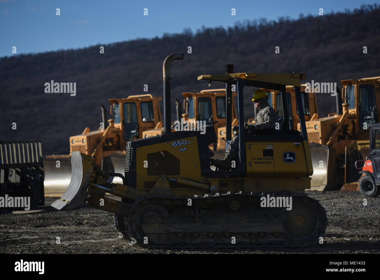 Stati Uniti Air Force Senior Airman Bobby Camere, uno studente che frequentano la Progettazione Installazione veicolo classe di formazione, opera un John Deere Dec. livellatrice 13, 2017, presso la Air National Guard Schoolhouse, Fort Indiantown Gap, Pennsylvania. La durata due settimane ei veicolo di formazione provvisto di classe Ei avieri con la possibilità di formare su sei diversi veicoli di scavo. (U.S. Air National Guard photo by Staff Sgt. Tony ARPA/rilasciato) Foto Stock