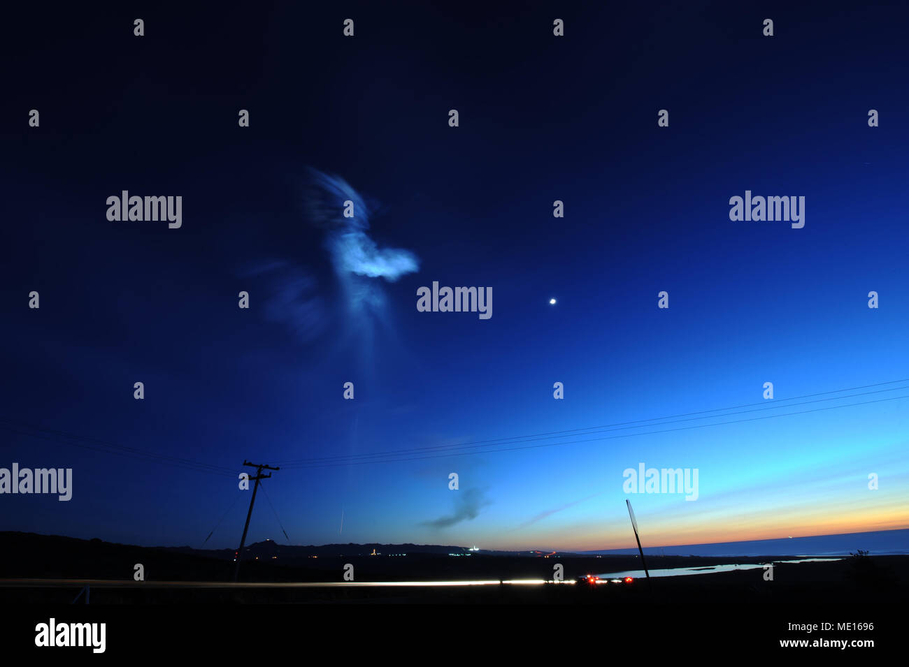 Falcon 9 è un veicolo di lancio orbitale sviluppato da SpaceX per missioni satellitari commerciali e governative. L'immagine d'archivio documenta il decollo dell'Iridium-4 il 22 dicembre alle 17:27 PST dallo Space Launch Complex-4 presso la base dell'aeronautica militare di Vandenberg con personale di supporto all'installazione coinvolto in operazioni a distanza. Foto Stock