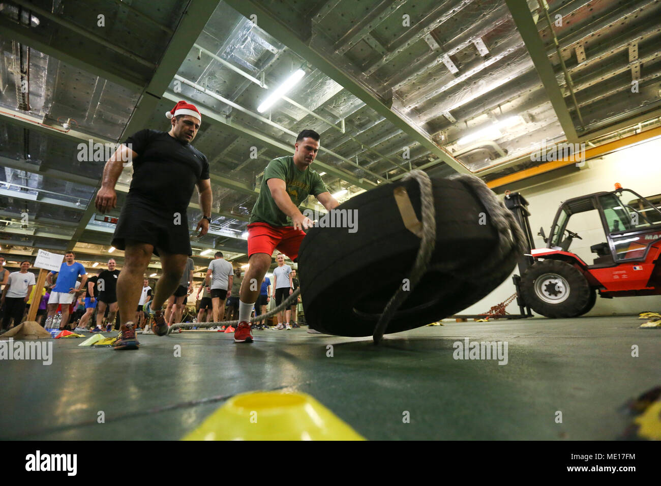 171225-M-UX416-043 U.S. 5TH FLOTTA AREA DI OPERAZIONI (dec. n. 25, 2017) Naval Amphibious vigore, Task Force 51, quinto Marine Expeditionary della brigata Sgt. Jeremy Kinkead partecipa ad un Natale di idoneità fisica sfida a bordo della marina francese Mistral-classe assalto anfibio nave LHD Tonnerre (L9014). Tonnerre, con avviato Marines e marinai dal XV Marine Expeditionary Unit e TF 51/5, sta conducendo le operazioni di sicurezza marittima all'interno degli STATI UNITI Quinta Flotta area di operazioni per garantire la stabilità regionale, la libertà di navigazione e il libero flusso di commercio. (U.S. Marine Corps foto di Sgt. Je Foto Stock