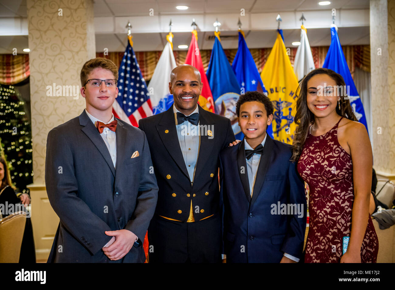 FORT BELVOIR, VA.-- (2 dicembre 2017)-- U.S. Surgeon General Vice Adm. Girolamo M. Adams serve come oratore ospite per la regione della capitale nazionale di vacanza sfera ospitato dal Belvoir Ospedale Dicembre 2, 2017. Tenuto presso il Fort Belvoir degli officer di club, l'evento ha attirato partecipanti provenienti da tutta la regione come una dimostrazione del lavoro di squadra, cameratismo e il partenariato. La difesa della salute dell'Agenzia regione della capitale nazionale (ncr) Direzione medica è stata istituita al fine di esercitare l'autorità, la direzione e il controllo del Walter Reed Militare Nazionale Medical Center, Fort Belvoir Comunità Ospedale, e loro Foto Stock