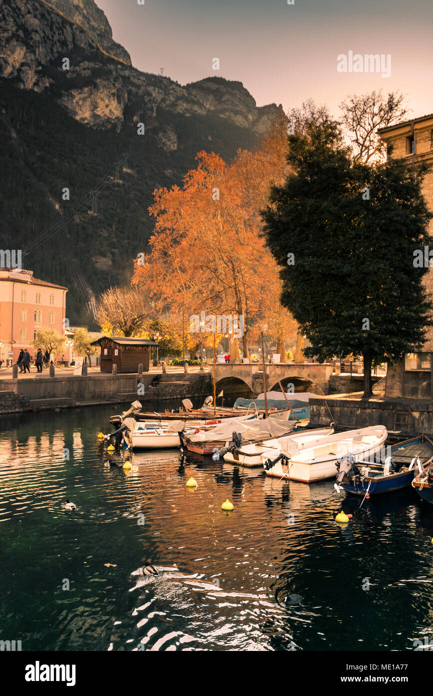 I colori autunnali sul Lago di Garda nei pressi del castello di Riva del Garda. Foto Stock