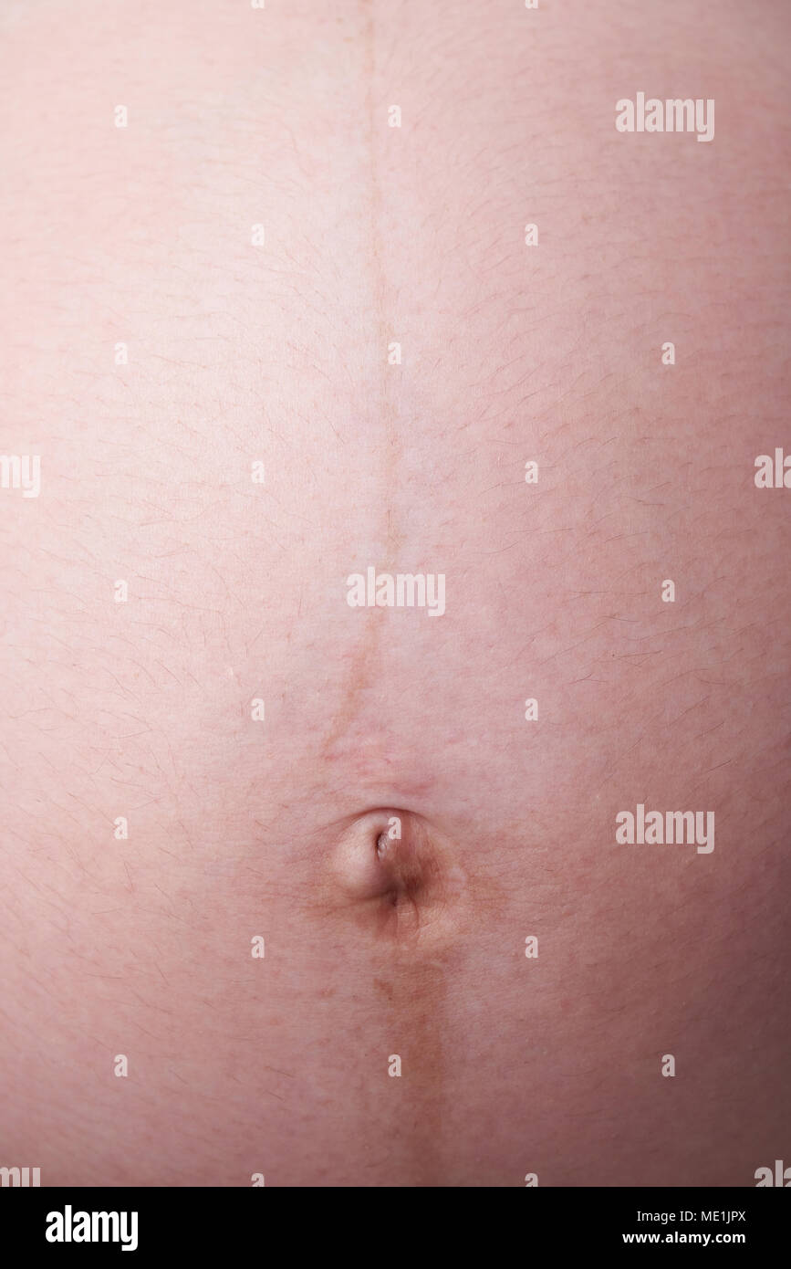 Close-up di belly button donna incinta. Tema di Gravidanza Foto Stock