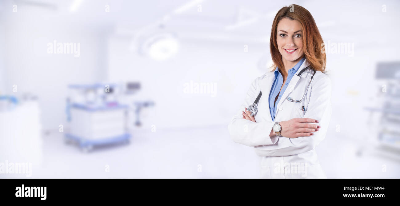Ritratto di una donna bellissima medico su blue clinic interni. Foto Stock