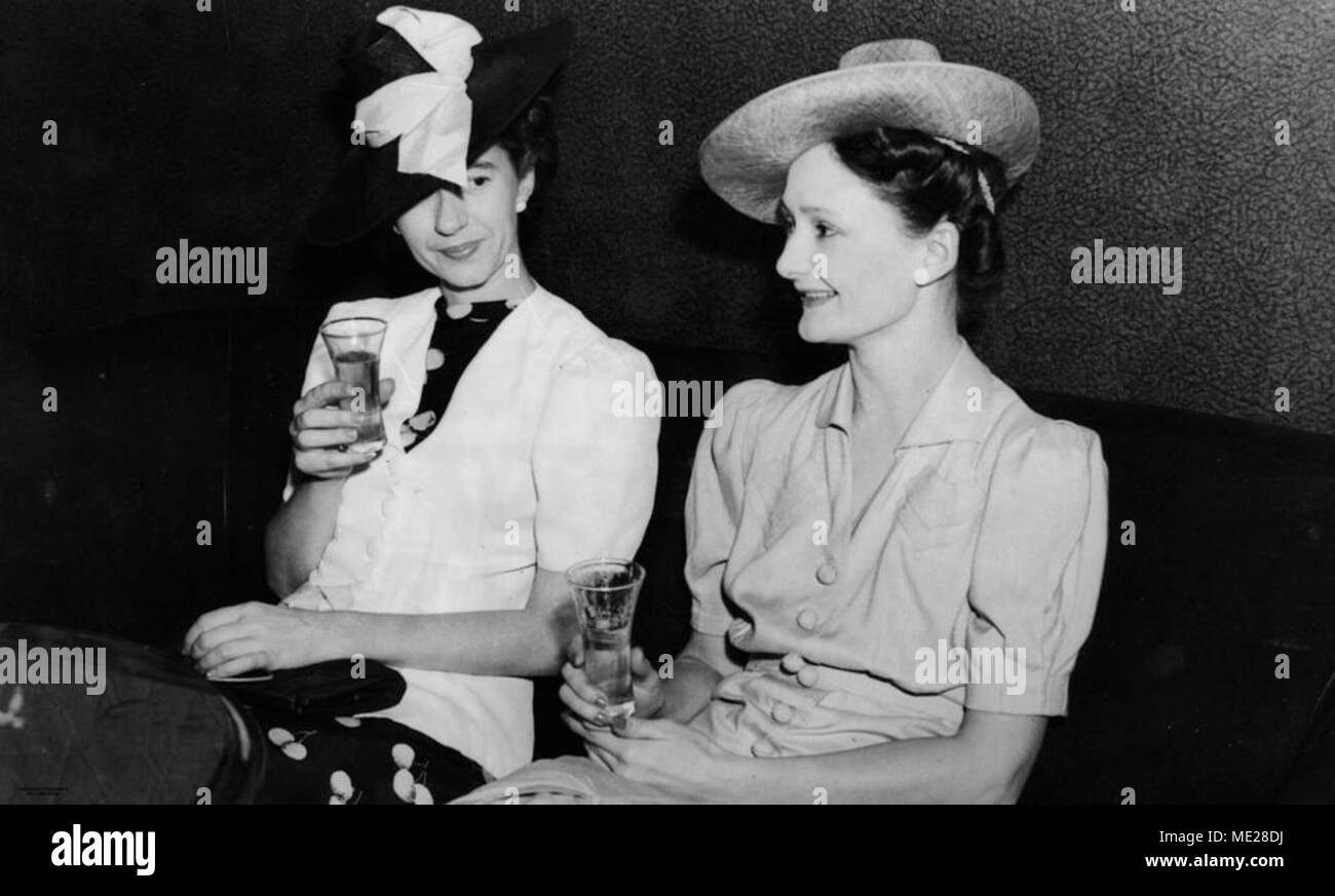 Due donne gustando un drink, 1940-1950. Foto Stock