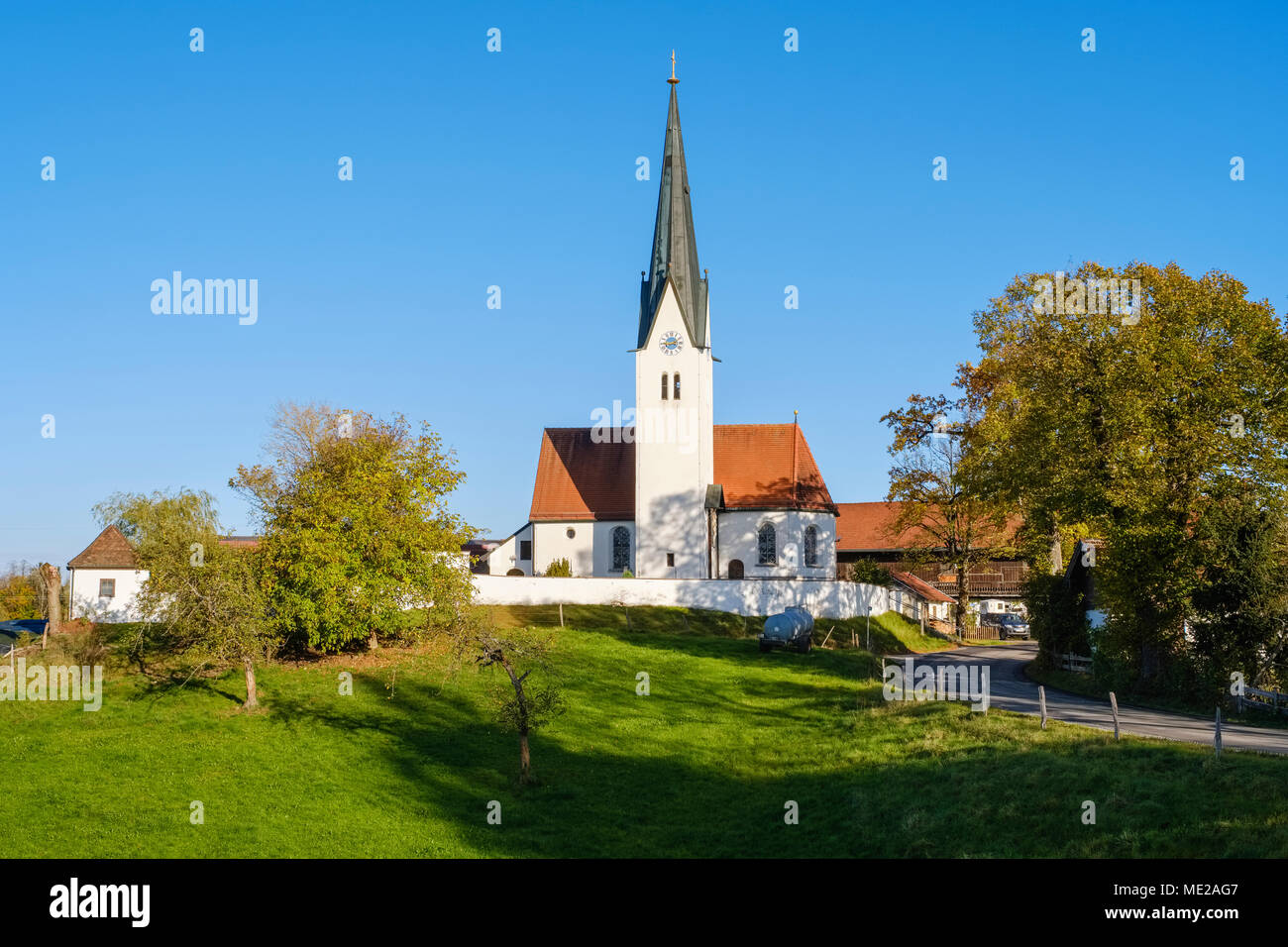 Chiesa di San Pietro e Paolo a Kirchbichl nei pressi di Bad Tölz, Alta Baviera, Baviera, Germania Foto Stock