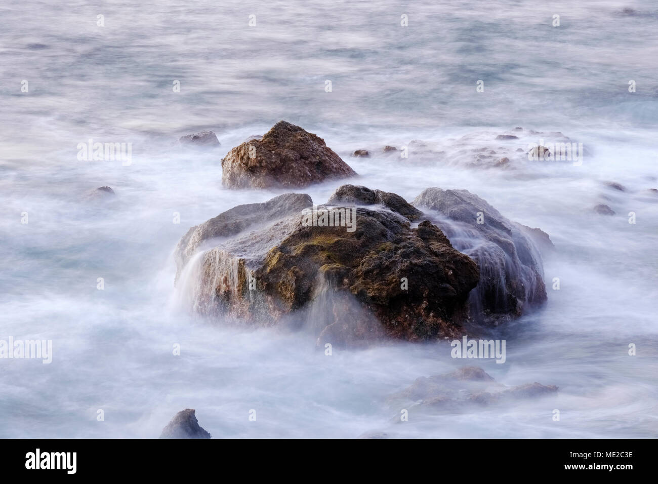Surf sulla costa rocciosa, Oceano Atlantico, La Gomera, isole Canarie, Isole Canarie, Spagna Foto Stock