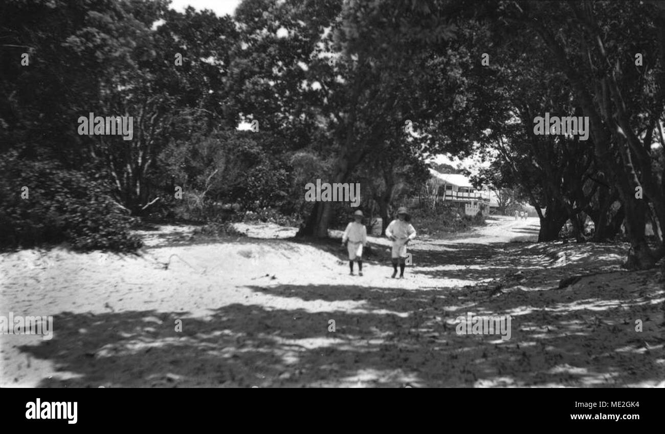 Camminare sulla spiaggia via a Surfers Paradise, ca 1926. Foto Stock