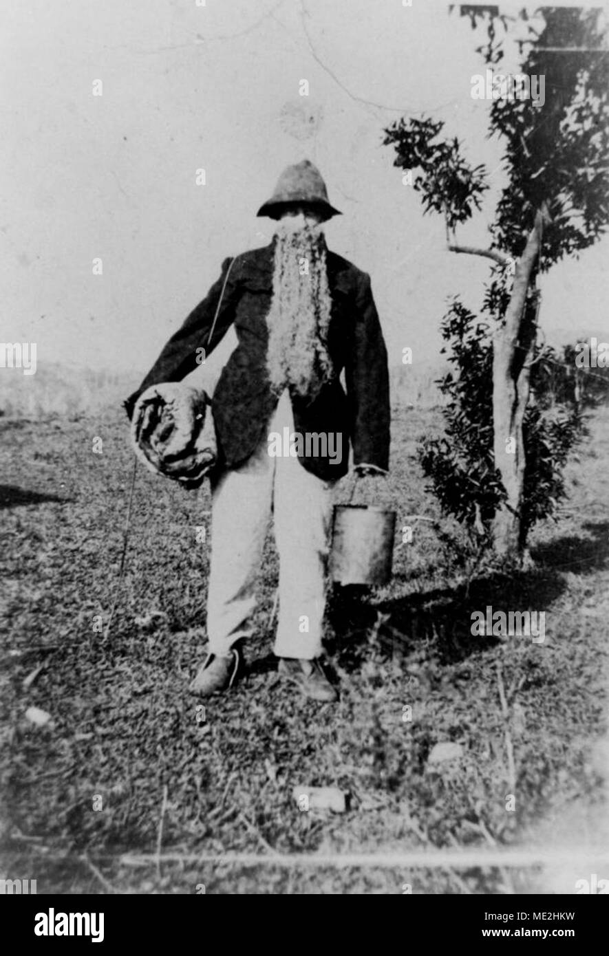 Ritratto di un giovane uomo vestito come un swagman, ca. Foto Stock