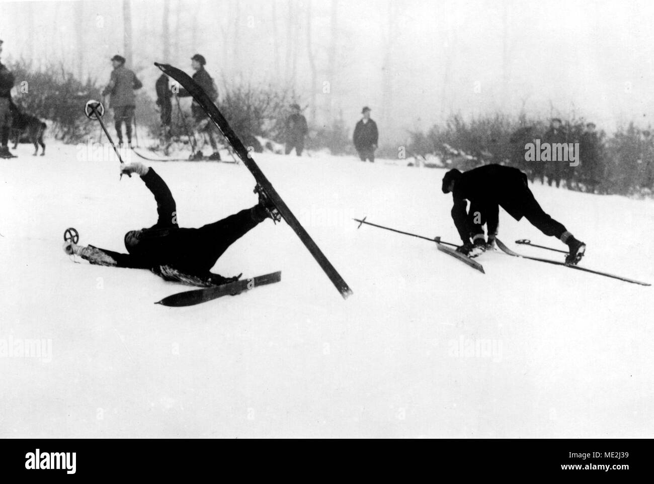 Sport invernali, due sciatori caduti, 1920s, esatta posizione sconosciuta, Germania Foto Stock