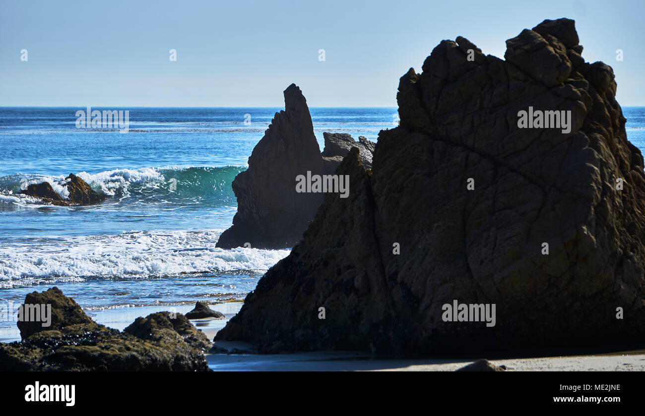 Splendide rocce erose dall'oceano Pacifico in Malibu,CA Foto Stock