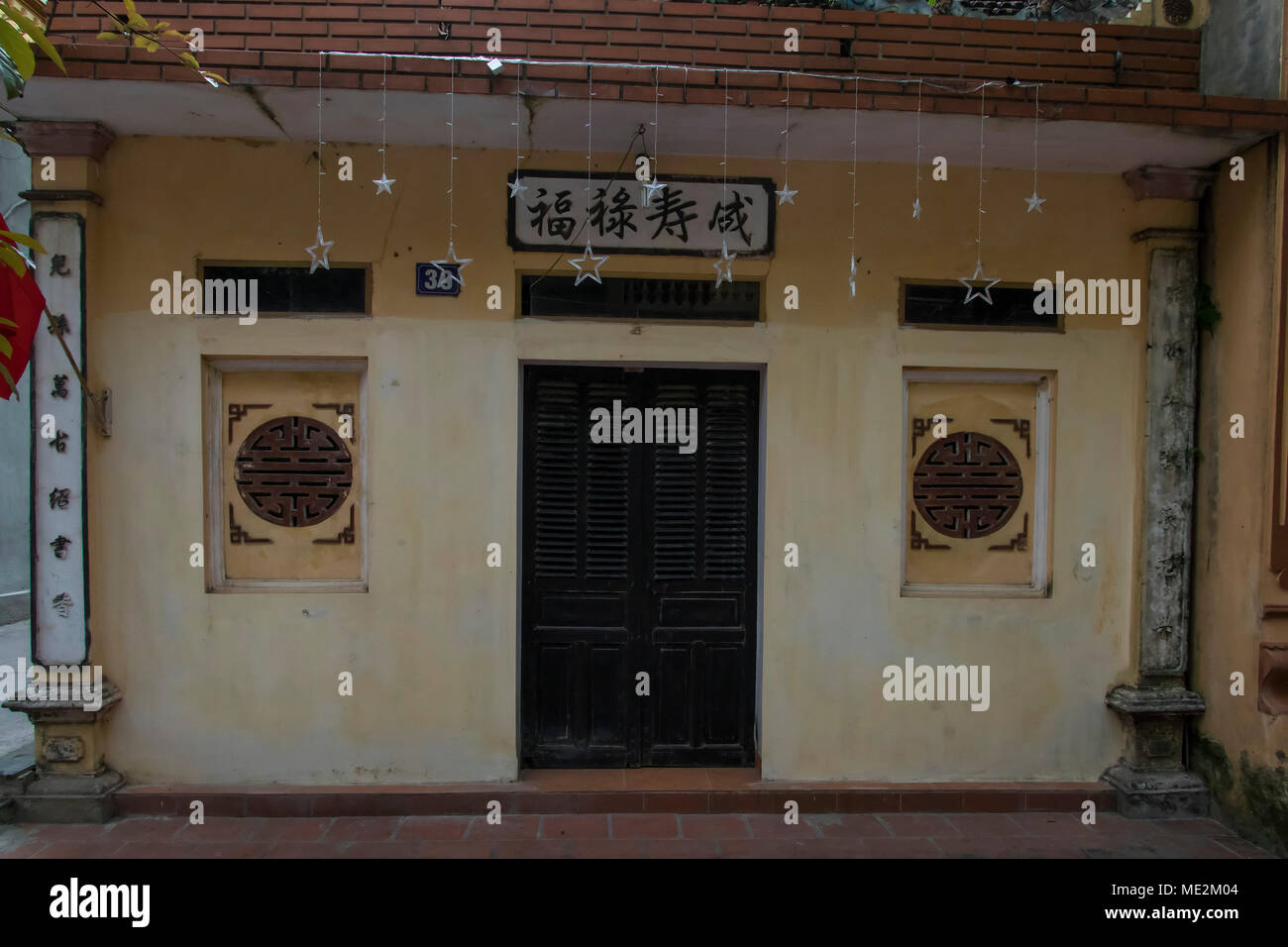 La parte anteriore della casa che mostra porta, windows e scrittura cinese Foto Stock