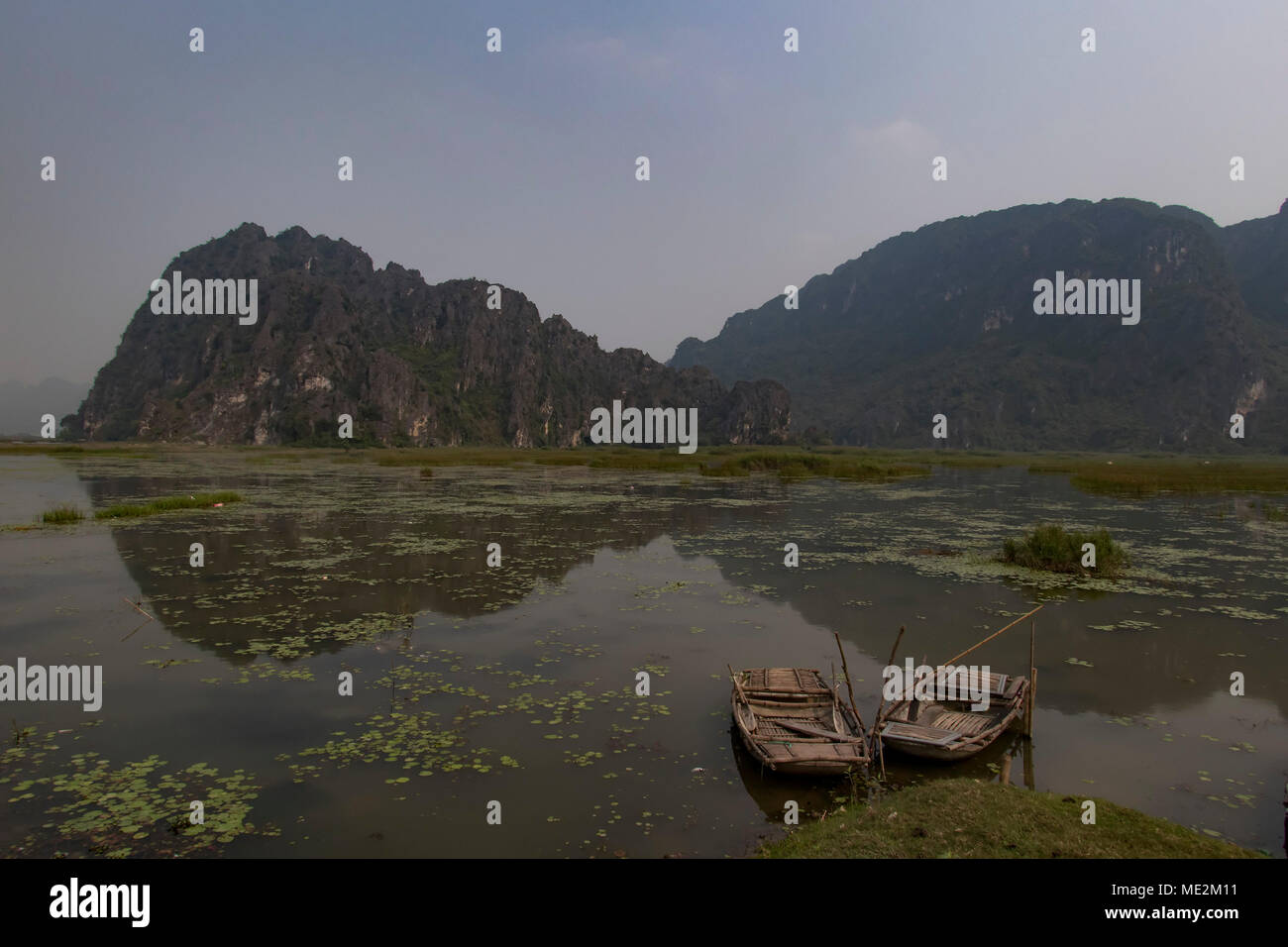 Tradizionale vietnamita barche da pesca con un background di montagna Foto Stock