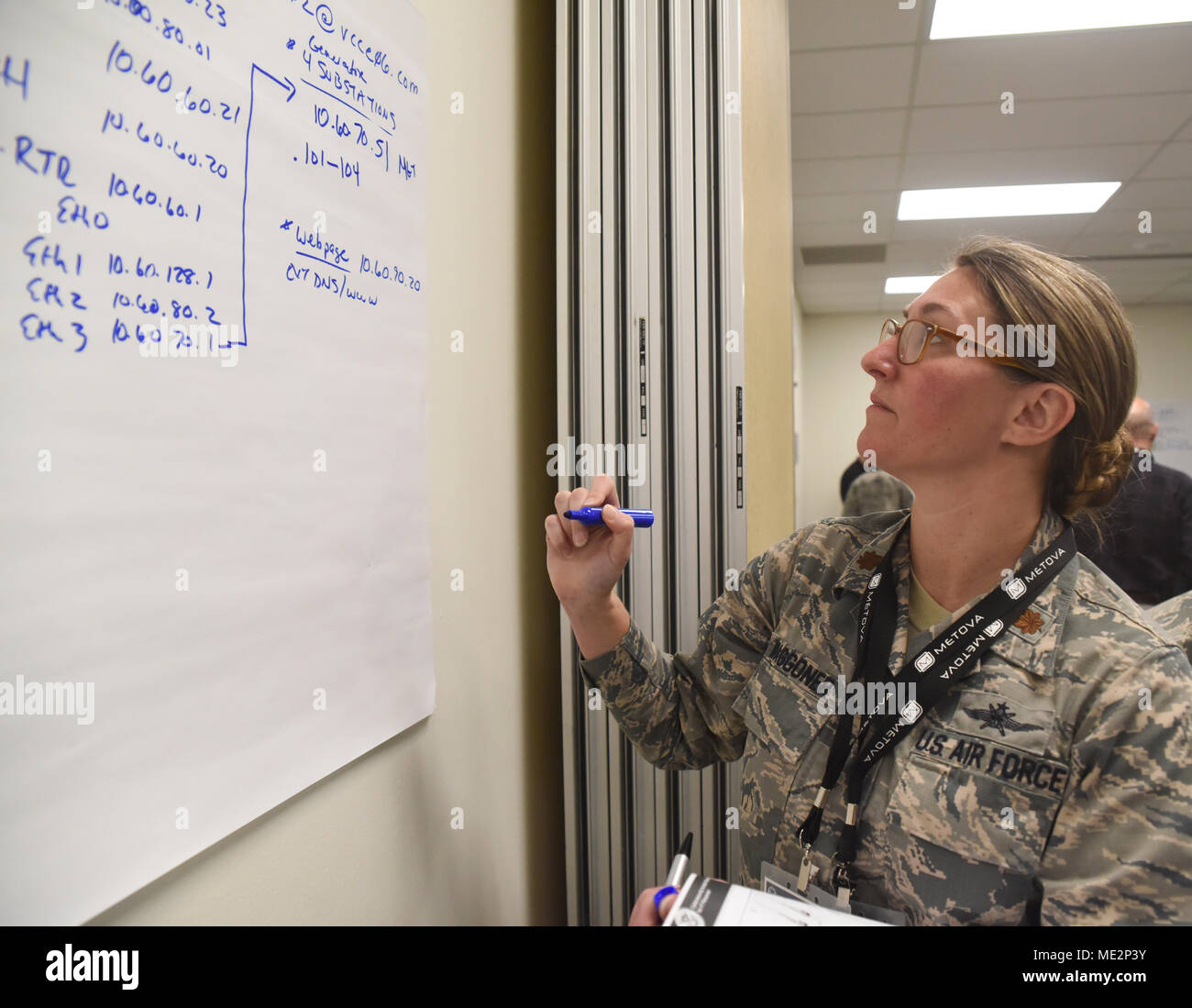 La formazione sulla risposta agli incidenti di sicurezza informatica è un corso di tre giorni progettato per preparare i partecipanti a rispondere agli incidenti informatici che interessano i sistemi infrastrutturali critici. L'immagine di archivio documenta un ufficiale della Guardia Nazionale dell'Aeronautica dell'Arkansas che analizza il codice per sostenere una rete elettrica simulata durante l'esercizio. Foto Stock