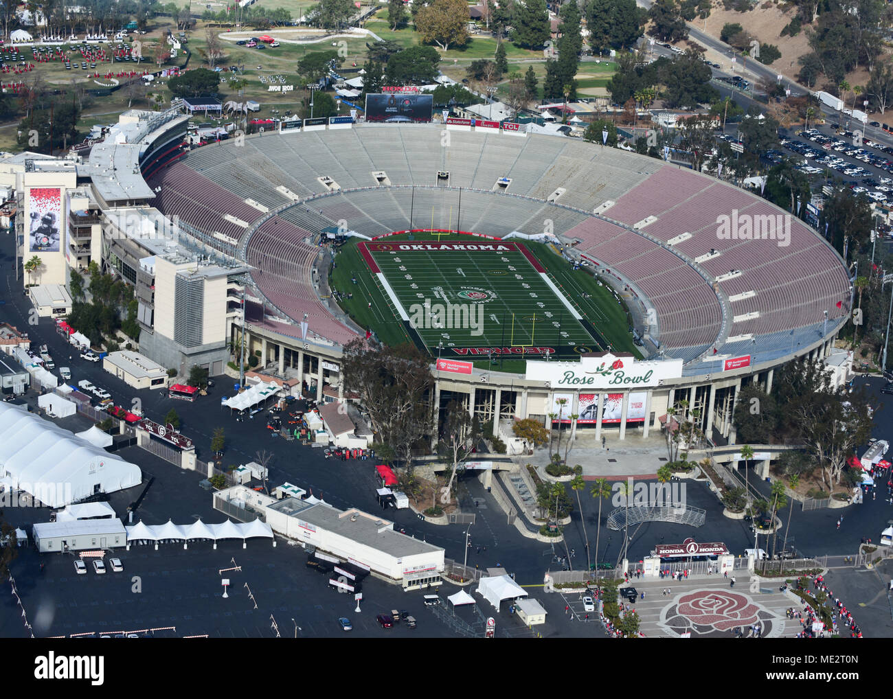 Il Rose Bowl Stadium di Pasadena di un elicottero della polizia di Pasadena,  California, 31 dic. 2017. Il Rose Bowl College Football semifinale è noto  come il "capostipite di tutti loro" perché