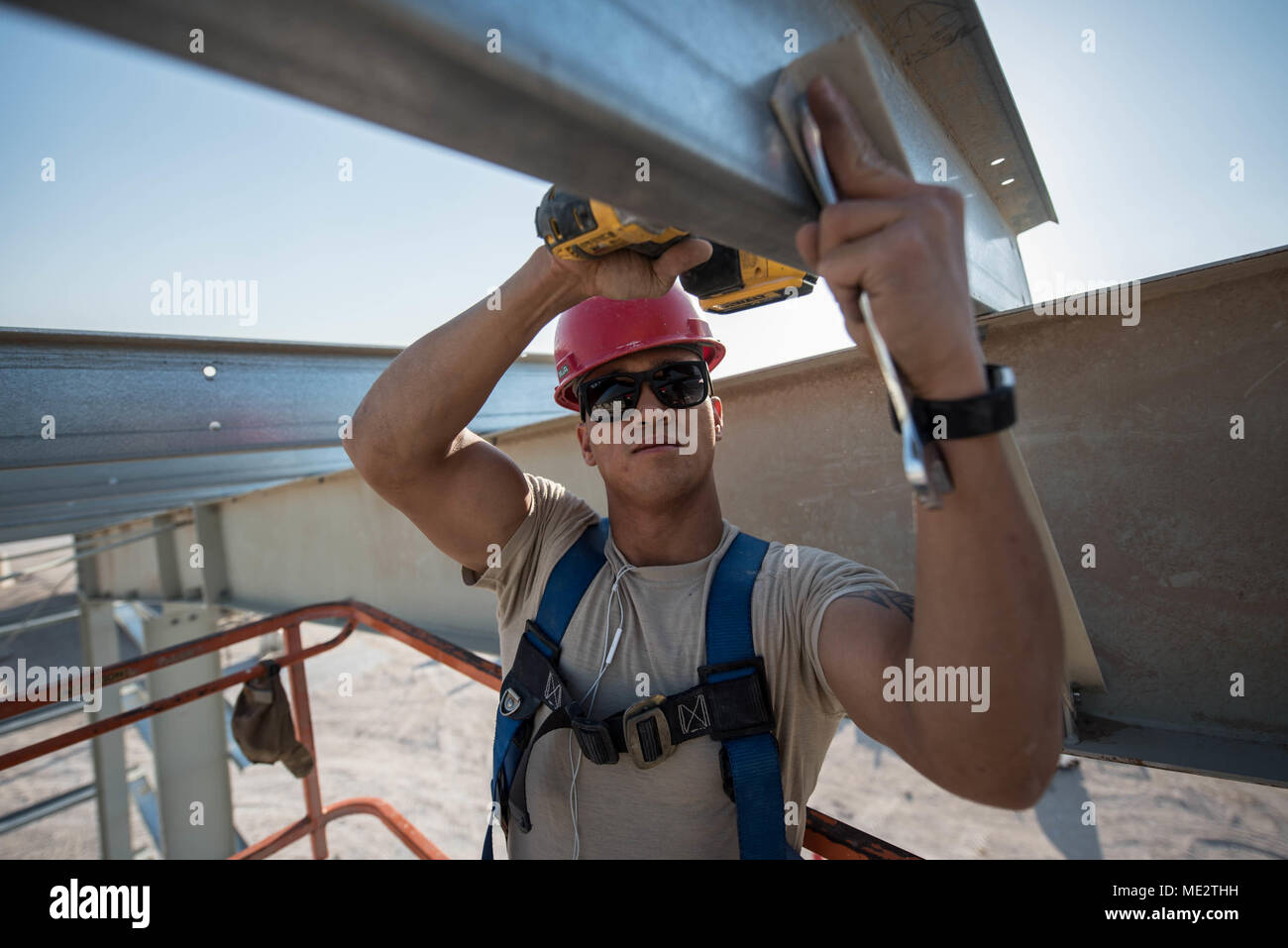 Stati Uniti Air Force Senior Airman Bryan Smith, un artigiano strutturali assegnati alla 557th Expeditionary ingegnere rapidamente dispiegabile operativi pesanti riparare Squadron Engineers (rosso) cavallo Squadron, vincola i bulloni su una nuova struttura che ospiterà il 557th ERHS manutenzione del veicolo Al Udeid Air Base, Qatar, Dic 20, 2017. Il 557th ERHS ha oltre 200 Airman che si specializzano in processi che includono attrezzature pesanti operatori; riscaldamento, ventilazione e aria condizionata tecnici; strutture specialisti; elettricisti e idraulici, distribuito attraverso gli Stati Uniti Comando centrale area di responsabilità. (U.S. Foto Stock