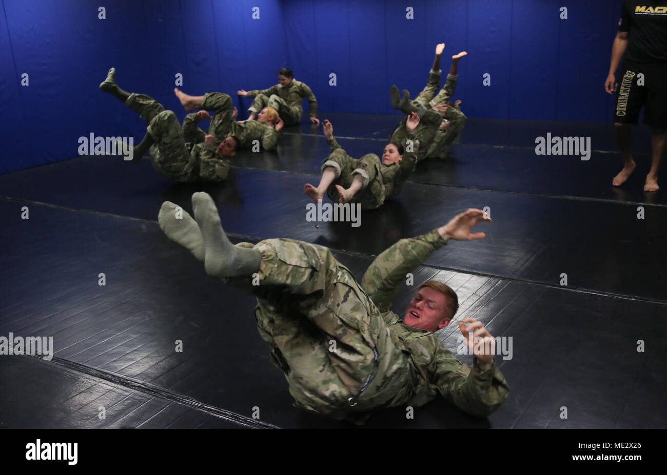 Stati Uniti I soldati dell esercito assegnato alla 55th Signal Company (lotta contro la telecamera) eseguire un obliquo esterno esercizio in tutta la sala combatives come parte della rotazione di allenamento fisico warm-up durante il Basic Combatives corsi a Gaffney Centro Fitness situato a Fort George G Meade, Maryland, Dic 11, 2017. L'esercito combatives programma unità migliora la Combat Readiness mediante la costruzione di soldati' personale coraggio, fiducia e resilienza nonché la loro reattività situazionale al vicino quartiere minacce nell'ambiente operativo. (U.S. Esercito foto di Spc. Enrique Lozano) Foto Stock