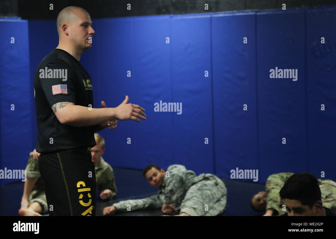 Stati Uniti Army Sgt. Franklin Moore, assegnato alla 55th Signal Company (lotta contro la telecamera) spiega lo scopo di shrimping durante il Basic Combatives corsi a Gaffney Centro Fitness situato a Fort George G Meade, Md., Dic 11, 2017. L'esercito combatives programma unità migliora la Combat Readiness mediante la costruzione di soldati' personale coraggio, fiducia e resilienza nonché la loro reattività situazionale al vicino quartiere minacce nell'ambiente operativo. (U.S. Esercito foto di Spc. Enrique Lozano) Foto Stock