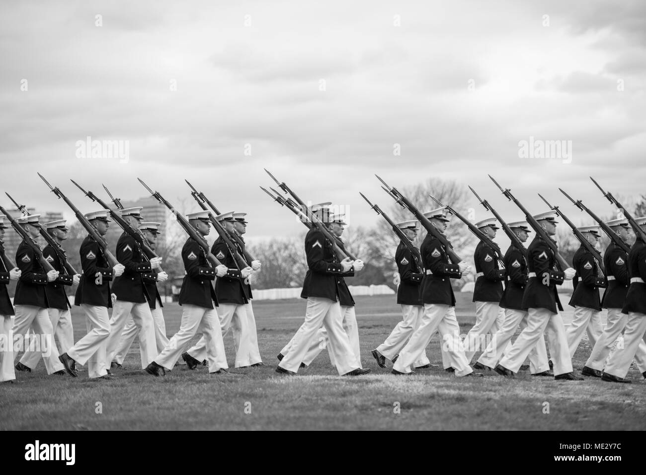 Marines dalla caserma Marini, Washington D.C. (8 e 1), banda dei Marine degli Stati Uniti, " Il presidente della propria', e il 3d noi Reggimento di Fanteria (vecchia guardia) cassettone plotone di partecipare in tutti gli onori del funerale di U.S. Marine Corps Col. Wesley Fox nella sezione 55 di Al Cimitero Nazionale di Arlington Arlington, Virginia, 17 aprile 2018. L'arruolamento in Marine Corps in 1950 all'età di 18, Fox ha ricevuto la medaglia d'onore nel 1971 per leader con successo la sua azienda attraverso un attacco nemico durante la Guerra del Vietnam. Come un primo tenente, condusse una società che potrebbe subire il 75 percento di causali Foto Stock