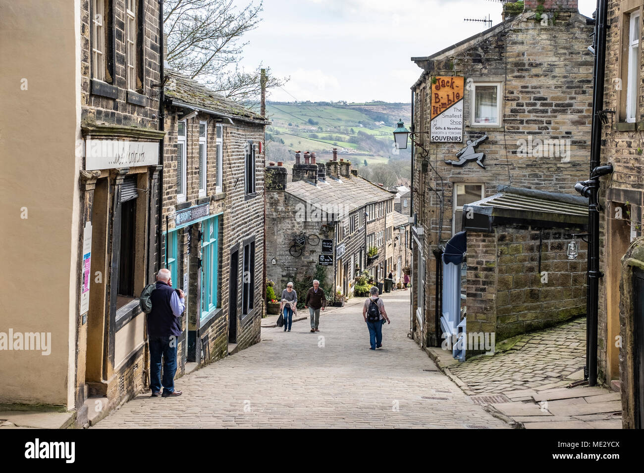 Strada principale nel villaggio di Haworth, vicino a Bradford, casa della famosa famiglia di Bronte. Foto Stock