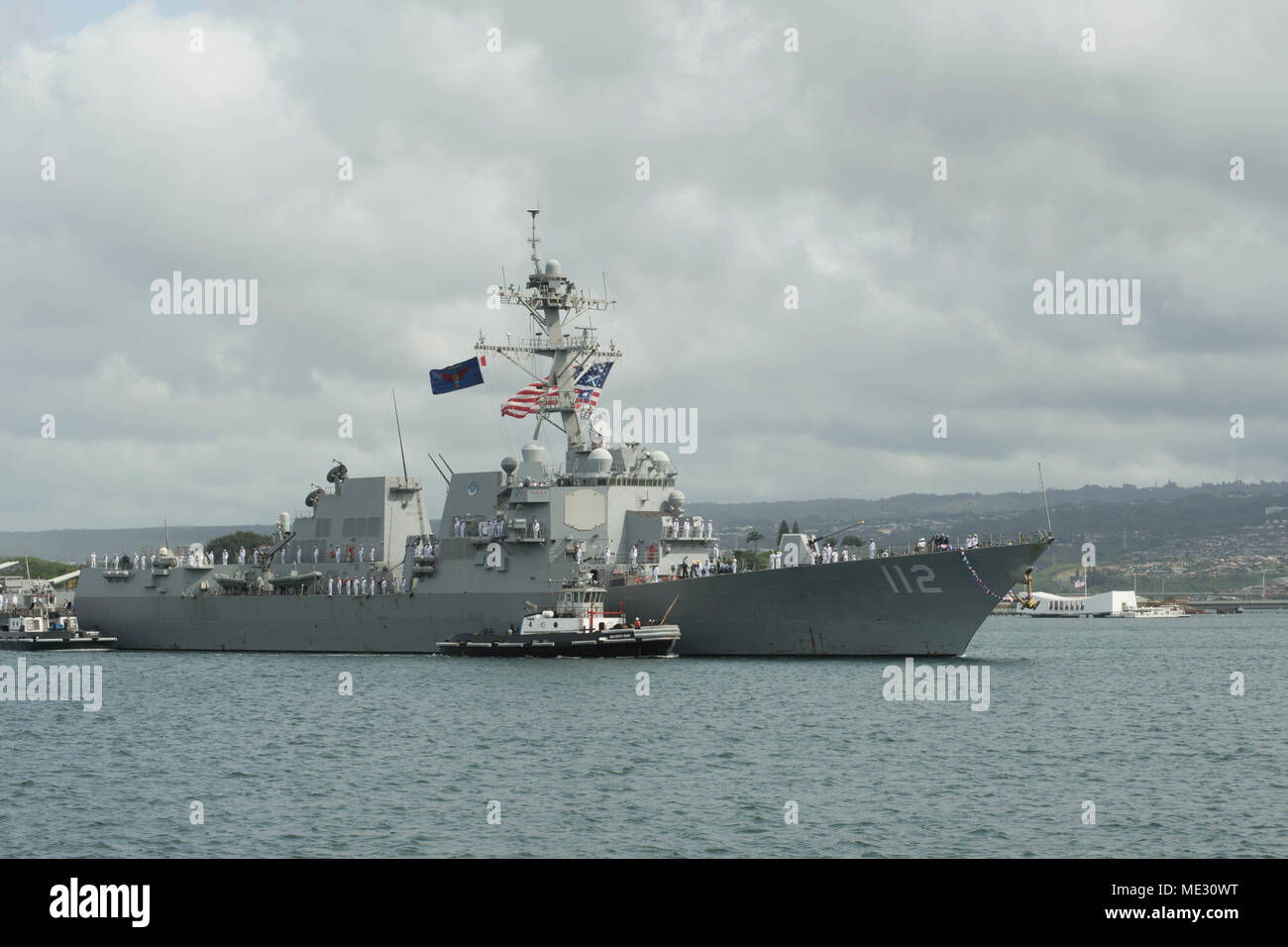 180418-N-ND356-0010 PEARL HARBOR (18 aprile 2018) La Arleigh Burke-Class guidato-missile destroyer USS Michael Murphy (DDG 112) ritorna a casa di Pearl Harbour dopo tre mesi di distribuzione per il Pacifico occidentale con la Carl Vinson Strike gruppo. L'equipaggio di 350 marinai svolto attività di formazione con la marina militare francese e ha visitato le Filippine e Guam. USS Michael Murphy ha completato anche un giunto Oceania la sicurezza marittima iniziativa (OMSI) patrol con gli Stati Uniti Guardia costiera. (U.S. Foto di Marina di Massa lo specialista di comunicazione di terza classe Jessica O. Blackwell) Foto Stock