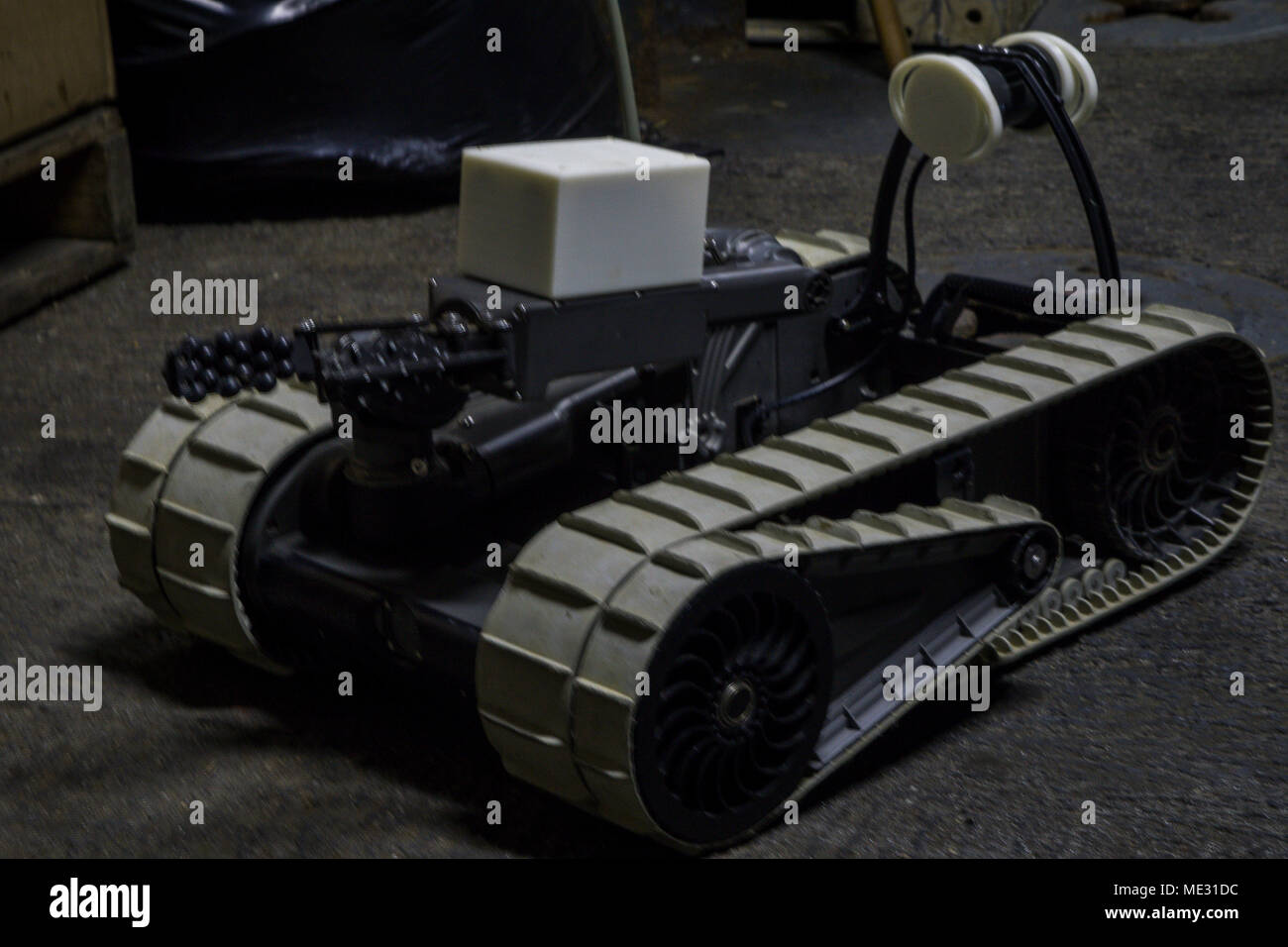 Un iRobot 310 piccola massa senza equipaggio veicolo appartenente a combattere il battaglione della logistica 31, 31 Marine Expeditionary Unit, siede in scena con 3-D lente stampata ricopre a bordo della USS Wasp (LHD-1) mentre è in corso nell'Oceano Pacifico, 17 aprile 2018. Marines con CLB-31 sono ora in grado di 'produzione additiva", noto anche come stampa 3-D, che è la tecnica di replica di digital 3-D i modelli come oggetti tangibili. Il trentunesimo Marine Expeditionary Unit partner con la marina militare del squadrone anfibio 11 per formare la Vespa Anfibia Gruppo pronto, un coesivo verde-blu del team capace di realizzare una varietà di Foto Stock