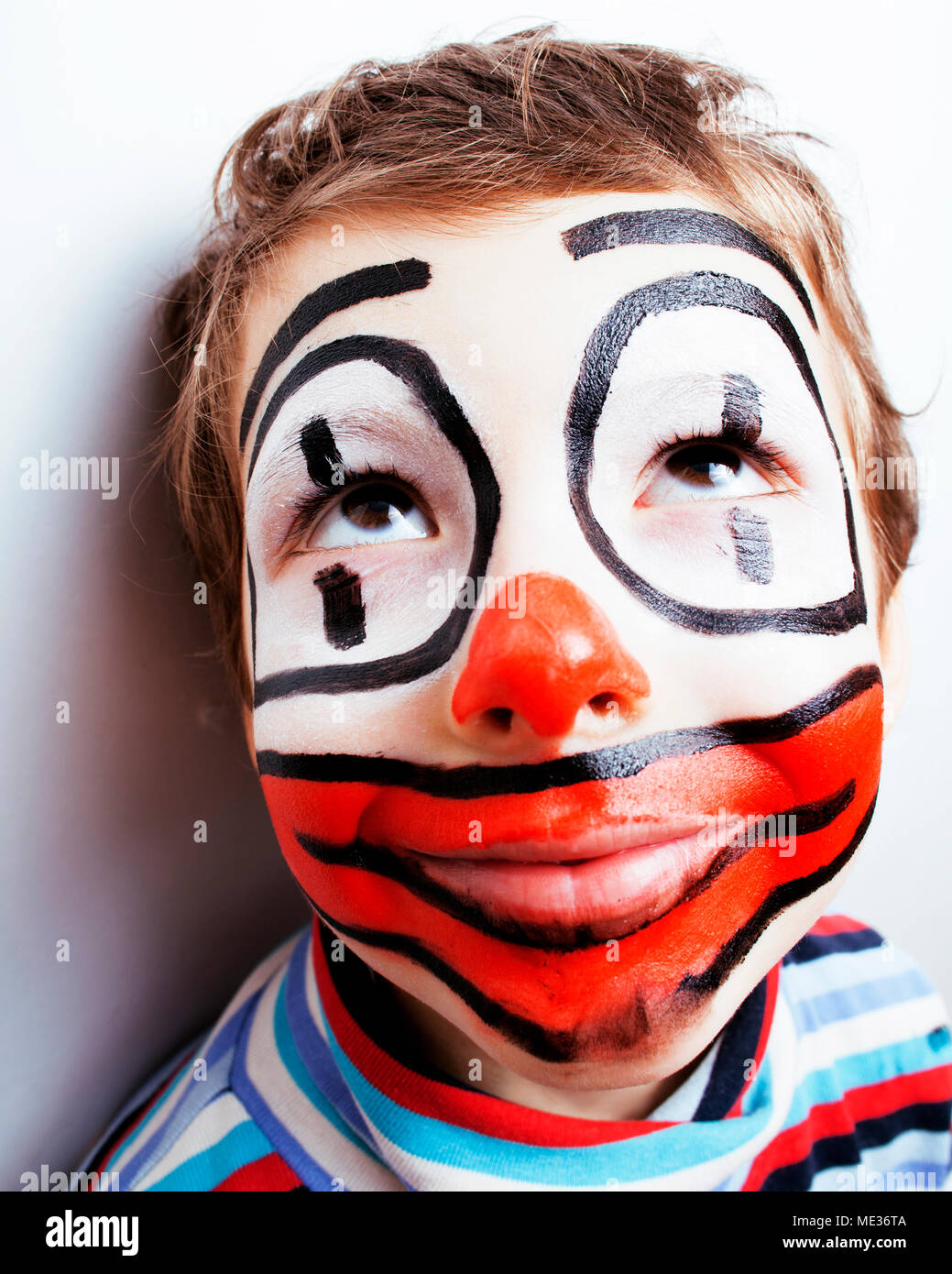 Poco carino ragazzo reale con facepaint come clown, pantomimic expre Foto Stock