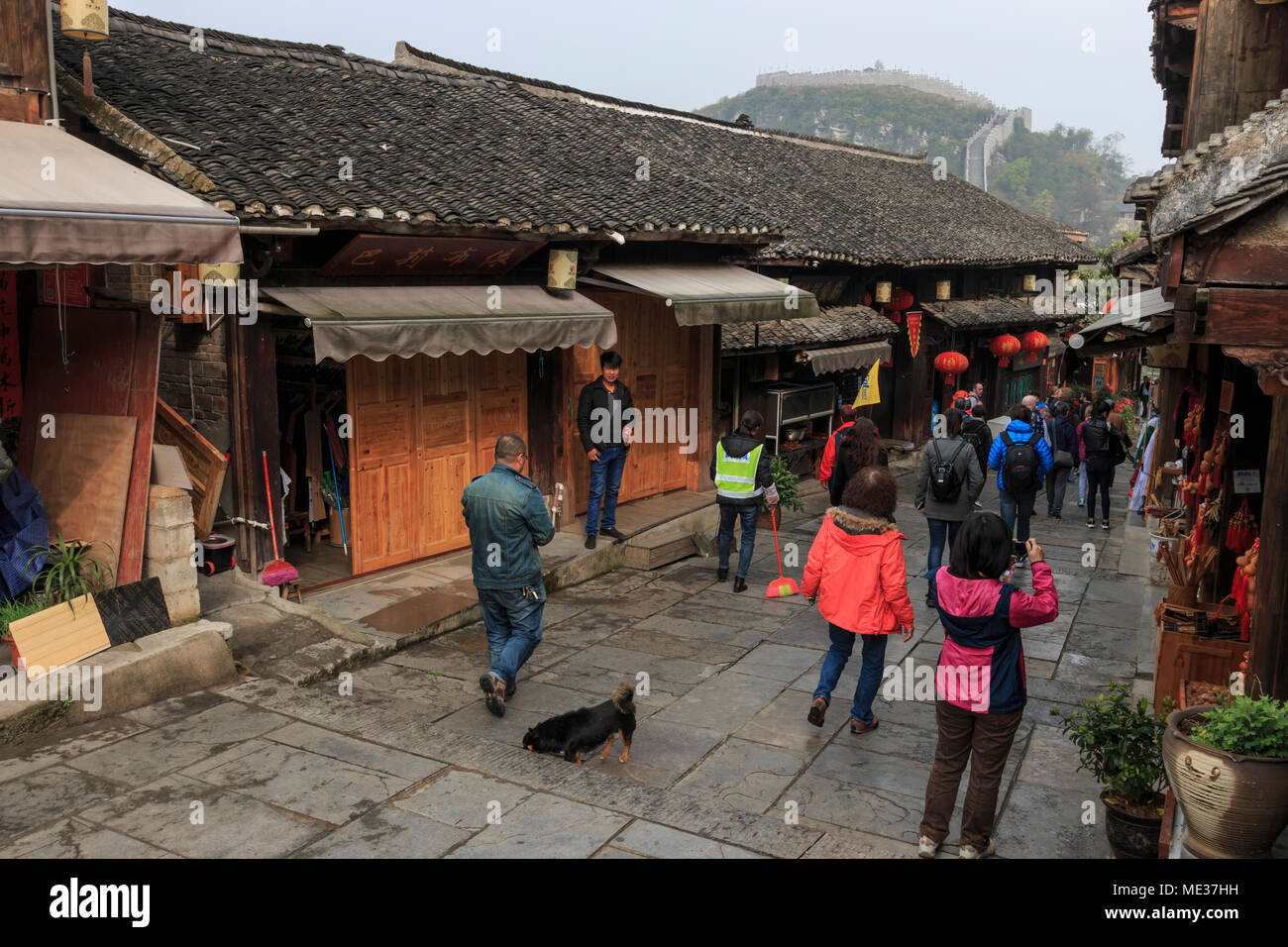 Xijiang, Cina - 25 Marzo 2018: i turisti che visitano la Qingyan antica città del Guizhou, Cina Foto Stock