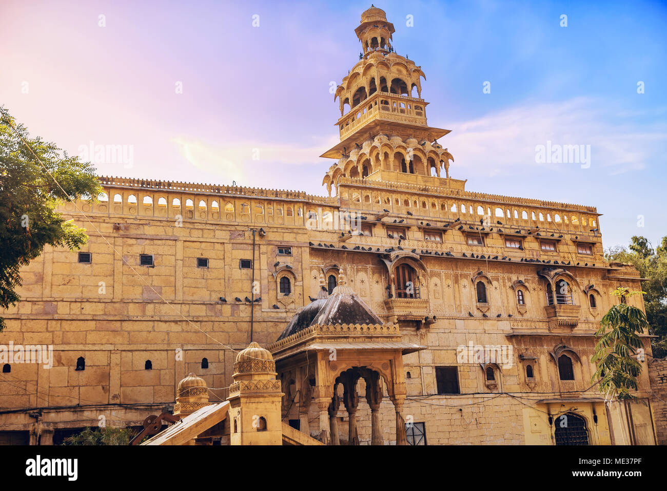 Mandir Palace Jaisalmer Rajasthan India - Royal Heritage esterno dell'edificio con dettagli architettonici e la vista della torre Tazia. Foto Stock