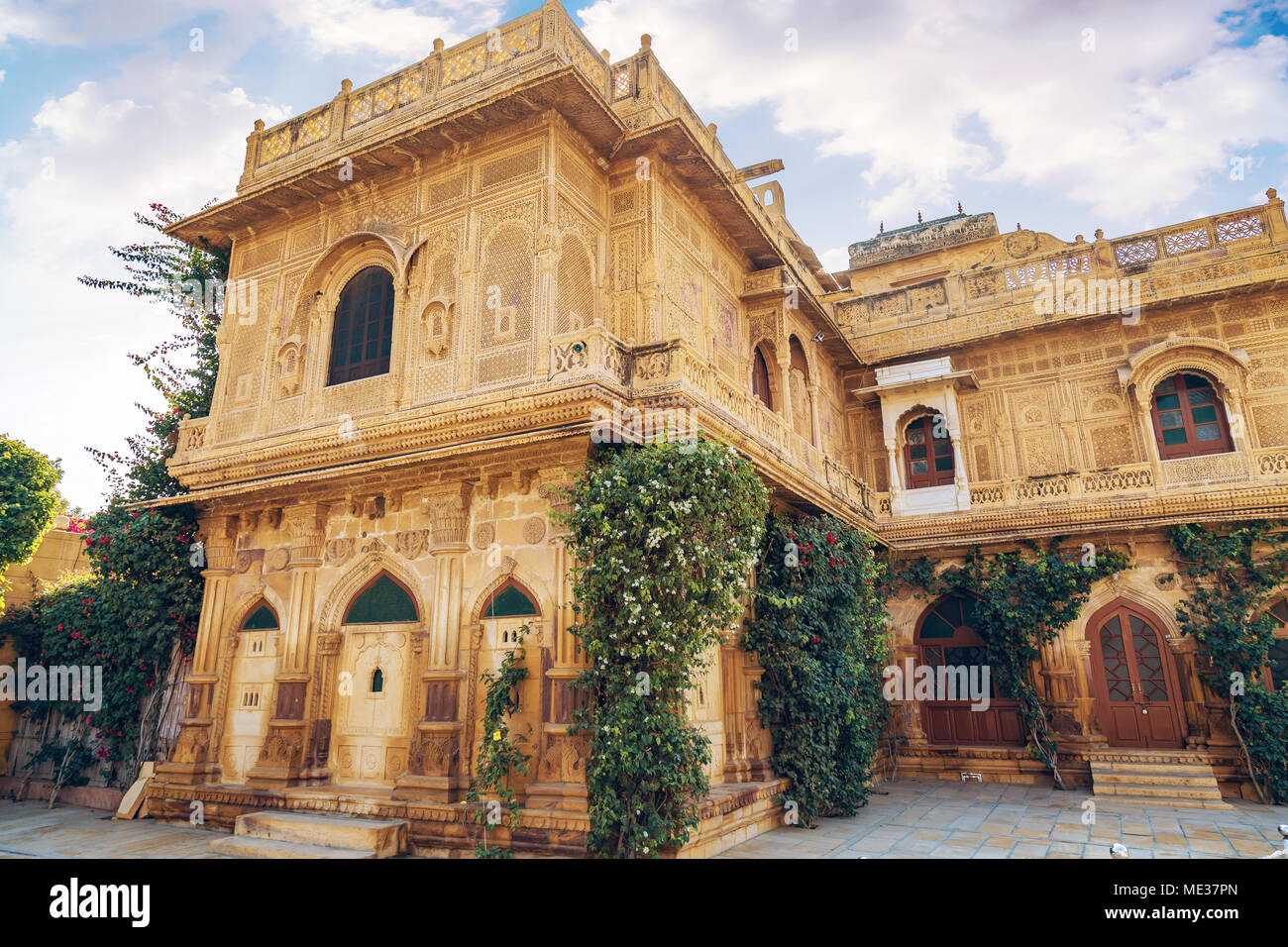 Royal Palace esterno dell'edificio Jaisalmer Rajasthan popolarmente noto come Nathmal Ji Ki Haveli con intricati dettagli dell'architettura. Foto Stock
