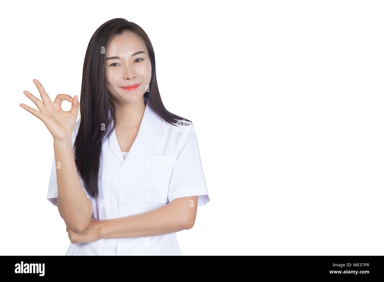 Sorridente medico donna isolato su sfondo bianco. Asian medico. Foto Stock