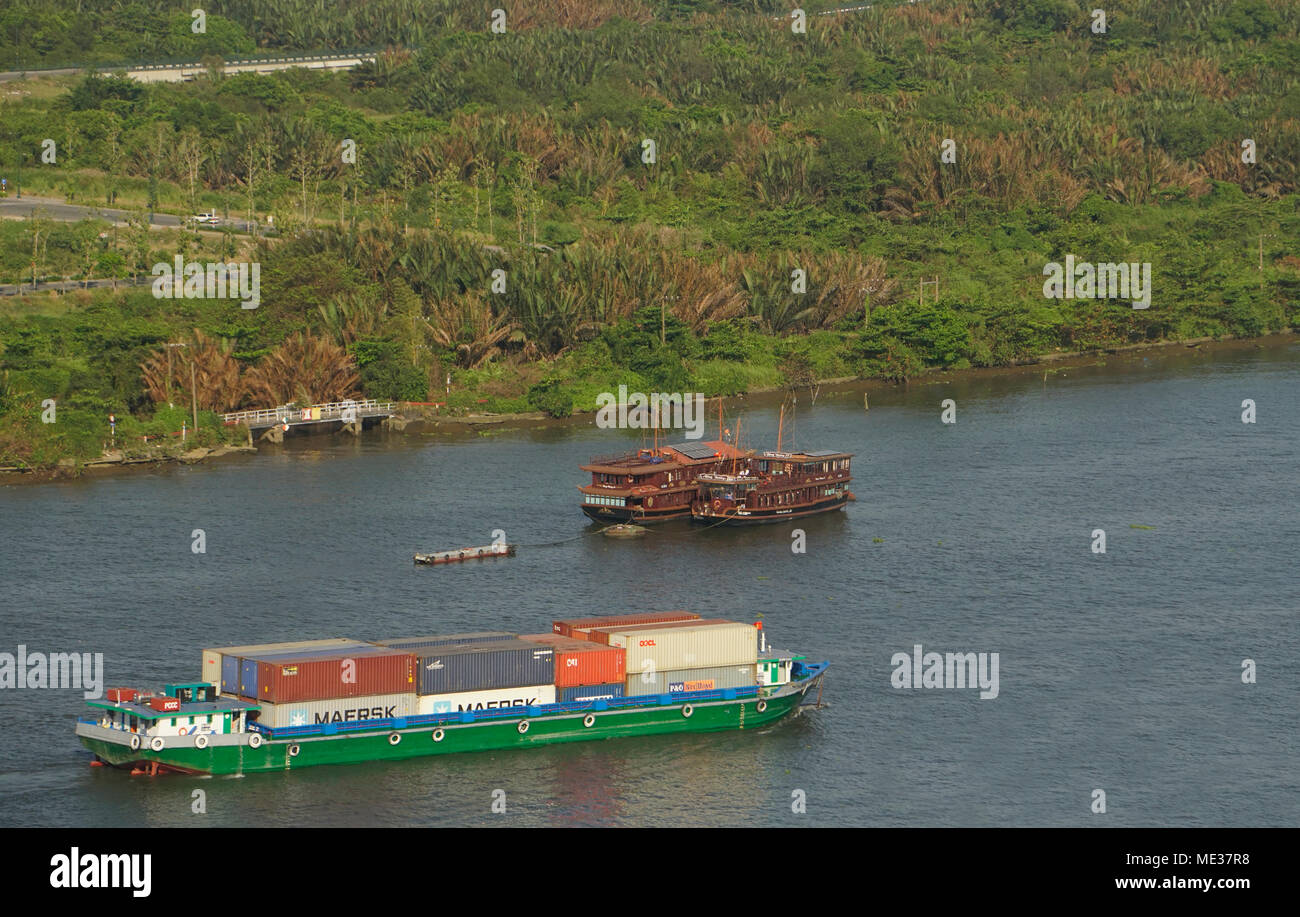 Chiatte che trasportano contenitori di spedizione sul fiume Saigon barche, la città di Ho Chi Minh (Saigon) Vietnam Foto Stock
