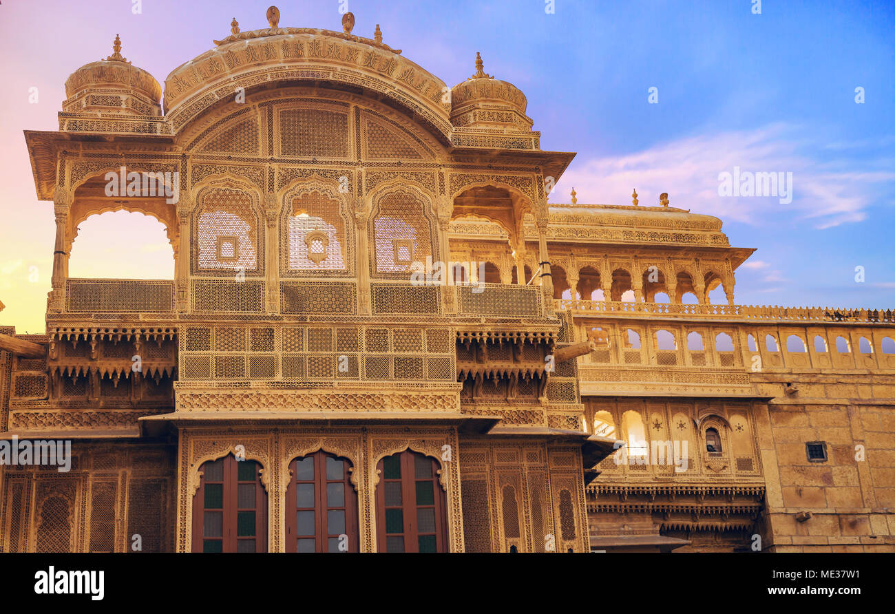 Royal Palace esterno dell'edificio Jaisalmer Rajasthan popolarmente noto come Nathmal Ji Ki Haveli con intricati dettagli dell'architettura. Foto Stock