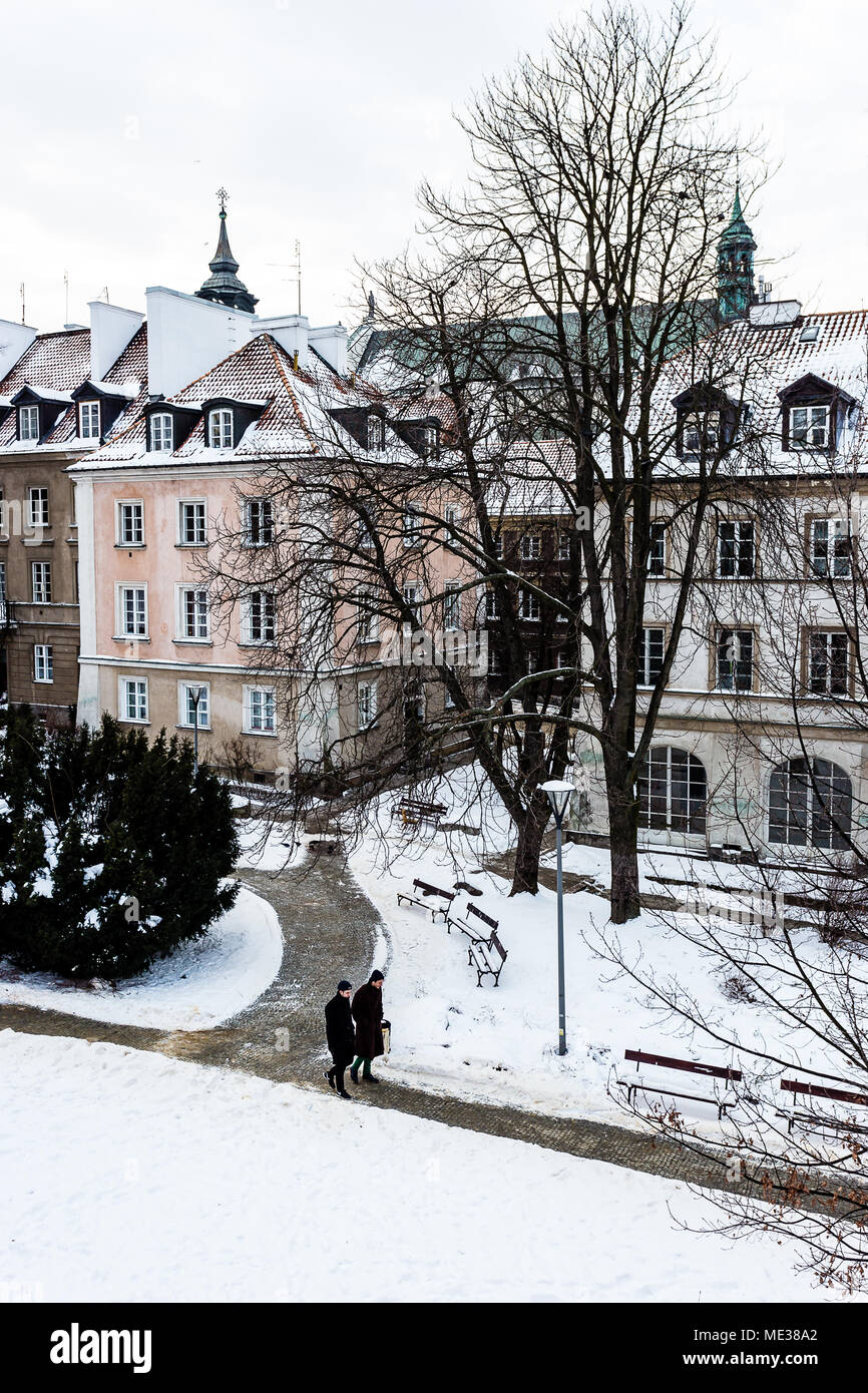 Case colorate a Varsavia città vecchia dopo la tempesta di neve in inverno, colorati esterni contro il bianco della neve Foto Stock