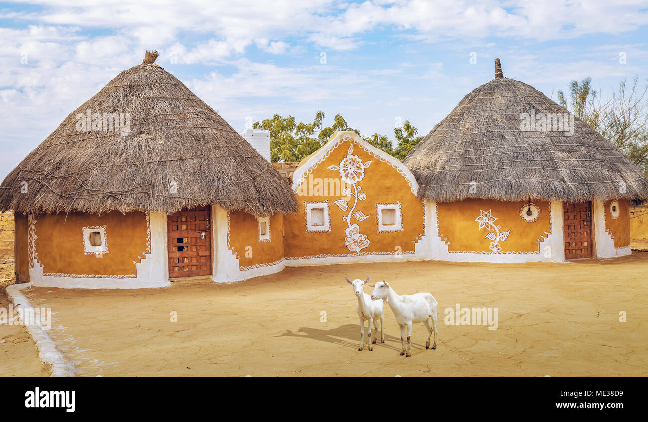 Rajasthan villaggio nei pressi di deserto di Thar Jaisalmer India con tetto in paglia con capanne di fango e pareti dipinte. Foto Stock