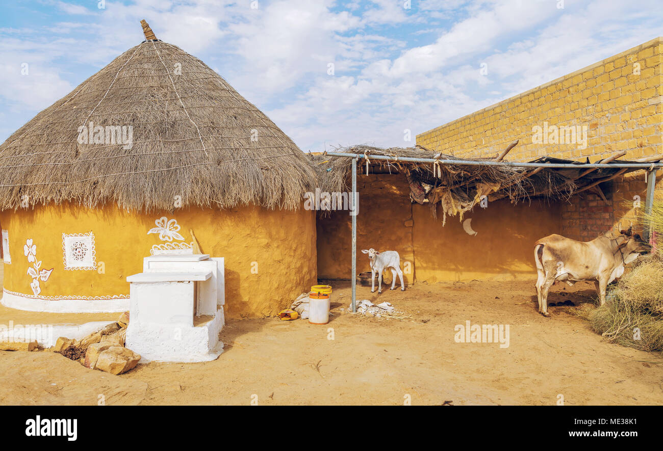 Rajasthan villaggio nei pressi di deserto di Thar Jaisalmer India con tetto in paglia con capanne di fango e pareti dipinte. Foto Stock