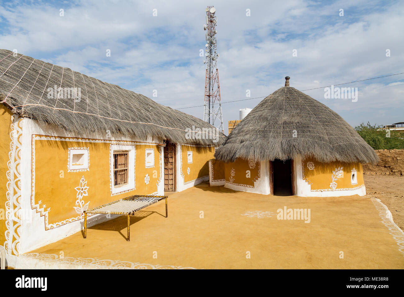 Rajasthan villaggio nei pressi di deserto di Thar Jaisalmer India con tetto in paglia con capanne di fango e pareti dipinte. Foto Stock