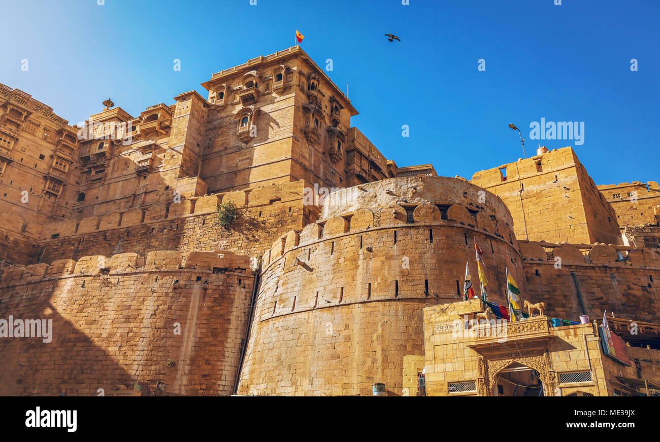 Jaisalmer Fort in Rajasthan costruita di pietra calcarea gialla è una popolare destinazione turistica. Foto Stock