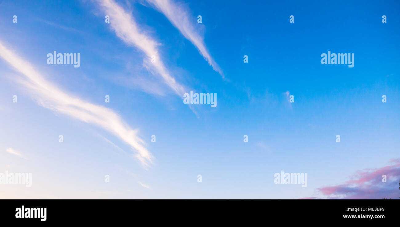 Blu cielo con striped cirrus nuvole, naturali foto di sfondo Foto Stock