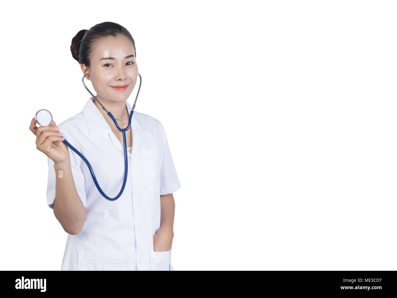 Sorridente medico donna isolato su sfondo bianco. Asian medico. Foto Stock
