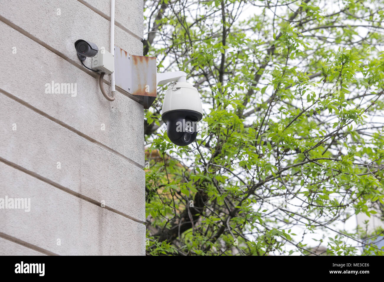 Le telecamere di sorveglianza sulla parete esterna di un edificio Foto Stock