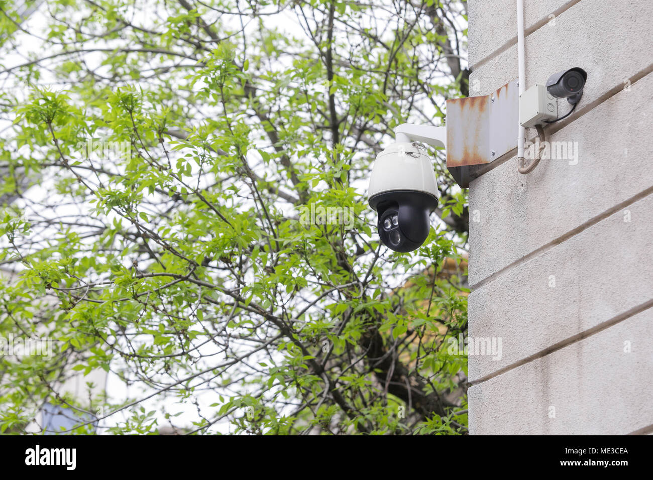 Le telecamere di sorveglianza sulla parete esterna di un edificio Foto Stock