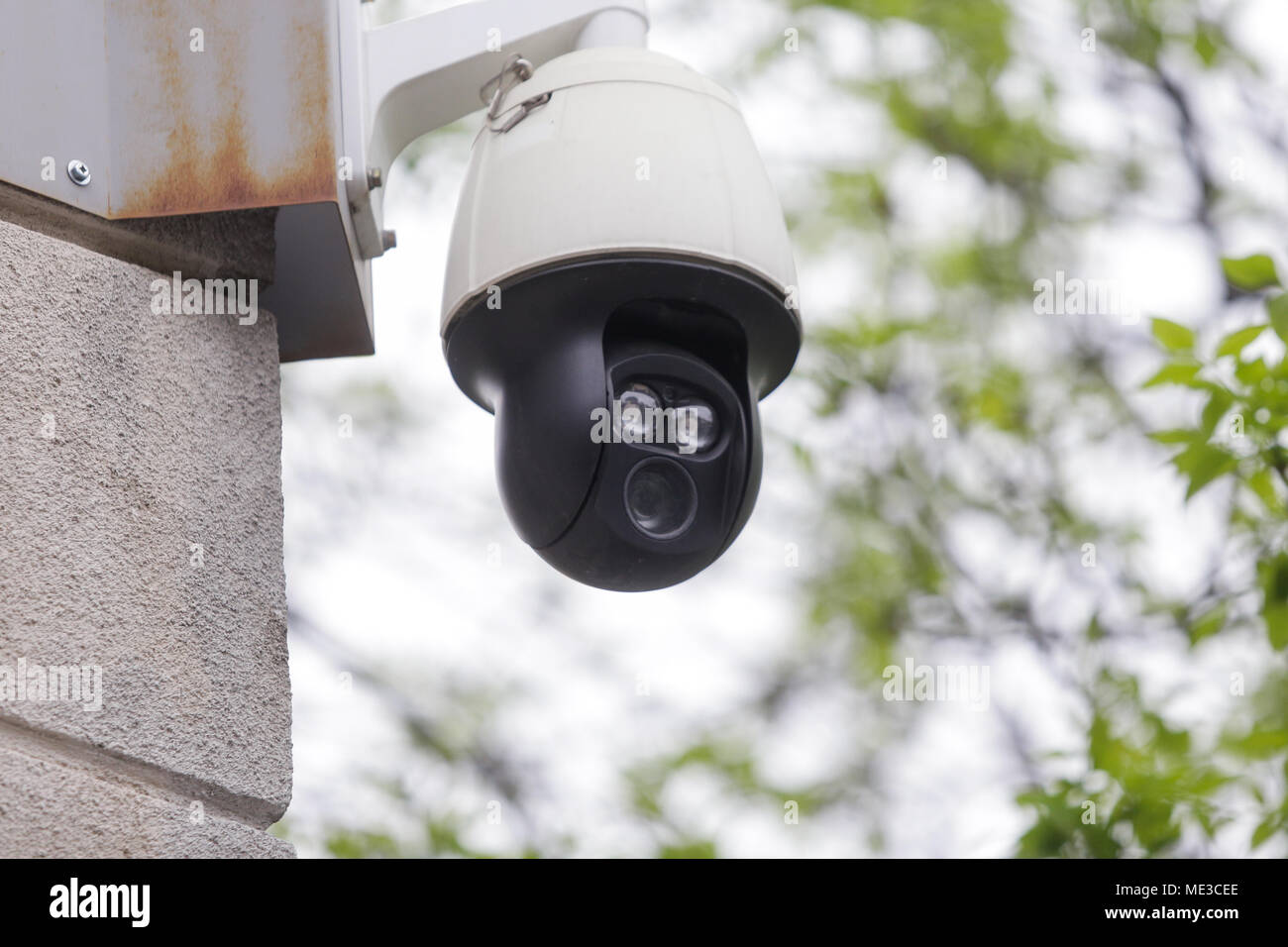 Le telecamere di sorveglianza sulla parete esterna di un edificio Foto Stock