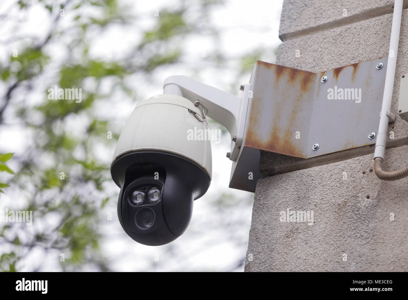Le telecamere di sorveglianza sulla parete esterna di un edificio Foto Stock
