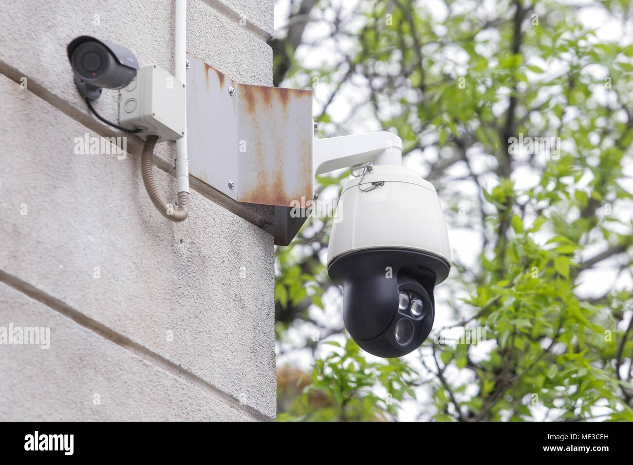Le telecamere di sorveglianza sulla parete esterna di un edificio Foto Stock