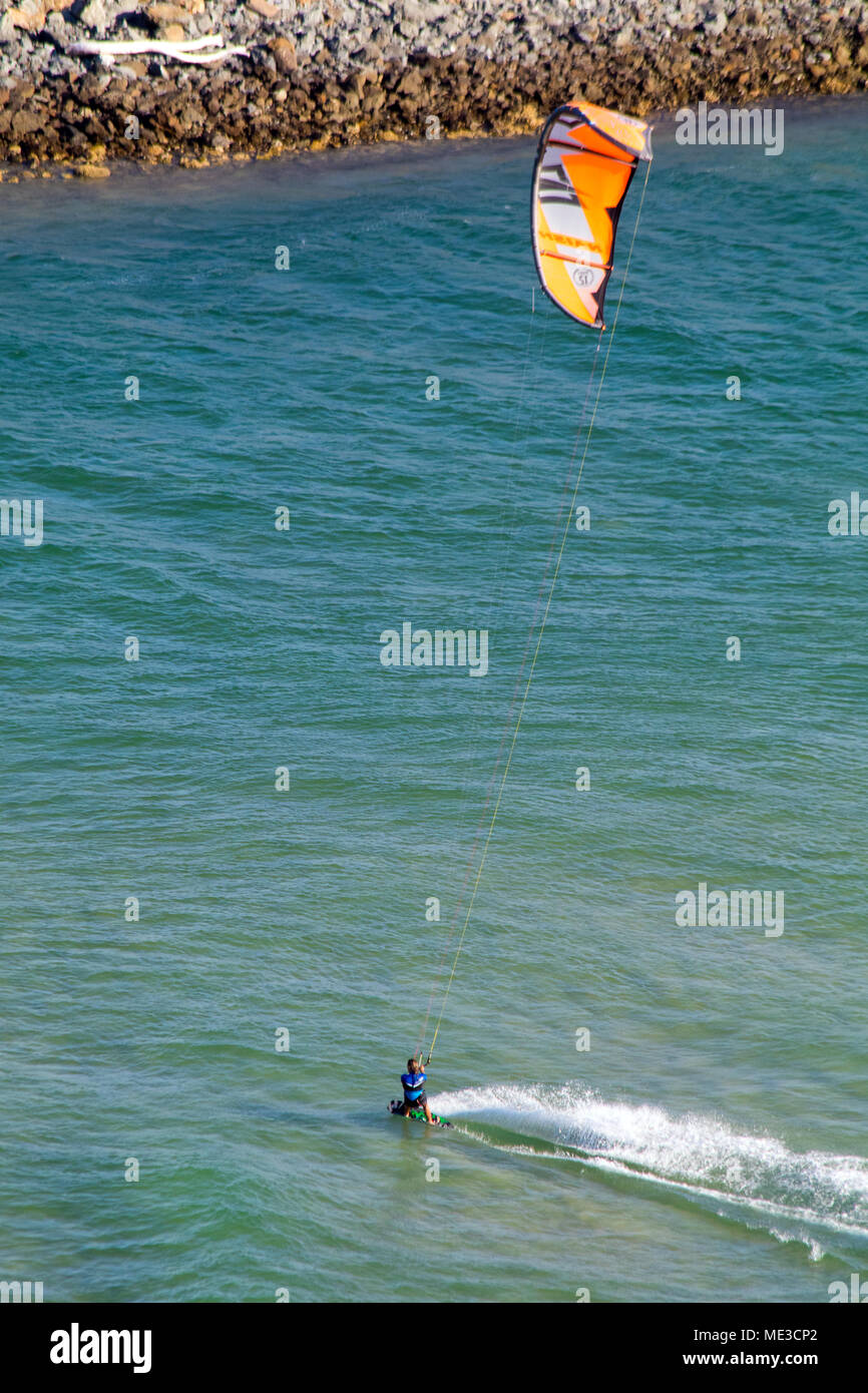 Kite surfer godendo la corsa nel Queensland Australia Foto Stock